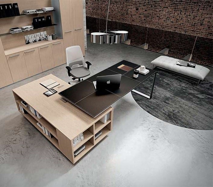 Oficina con mesa de dirección con silla