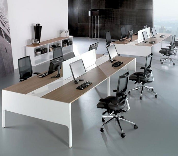 Oficina con mesa y sillas