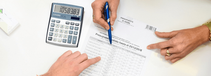 Papeleo y calculadora para una reforma