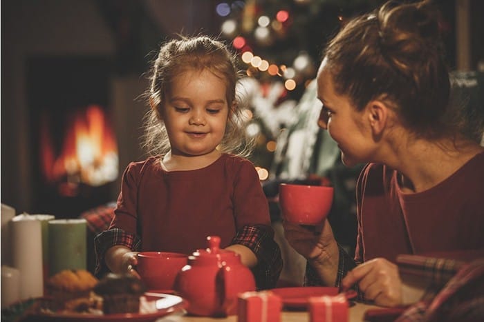 madre e hija tomando té