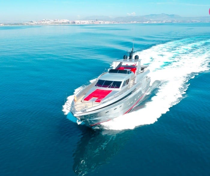 yate zarpando por el mar