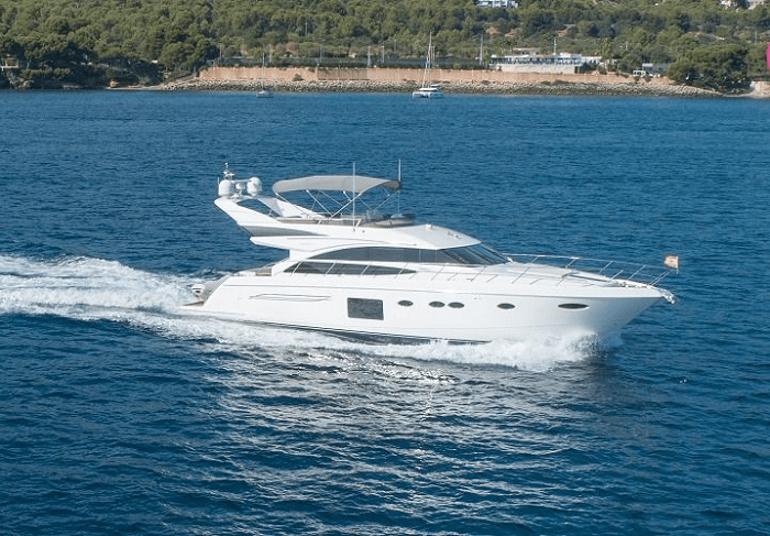 un yate en el mar