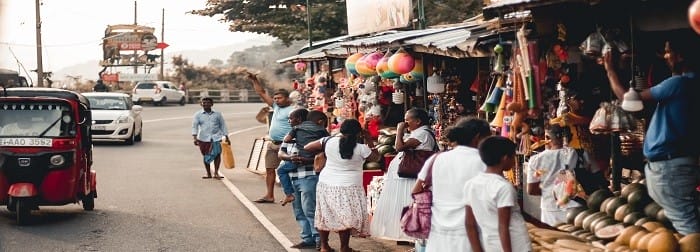 zona de paso con gente y mercados en la ciudad de Colombo en Sri Lanka