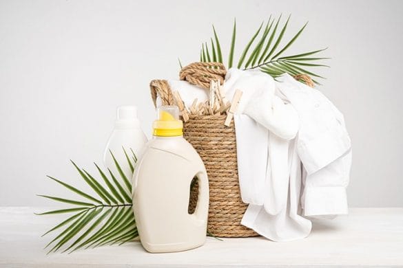 cesta con ropa blanca limpieza sostenible