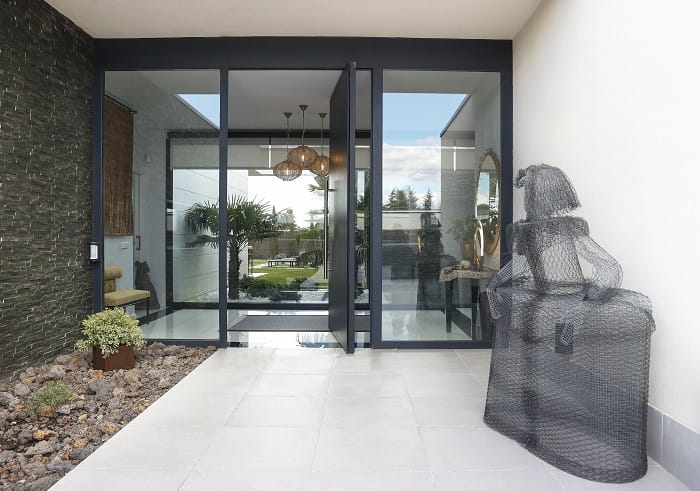 decoración de una menina en la entrada a la Villa