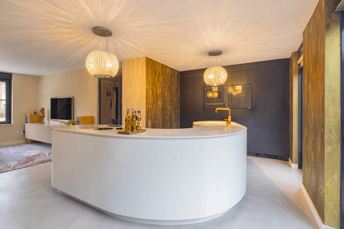 diseño de una isla de cocina curva y blanca