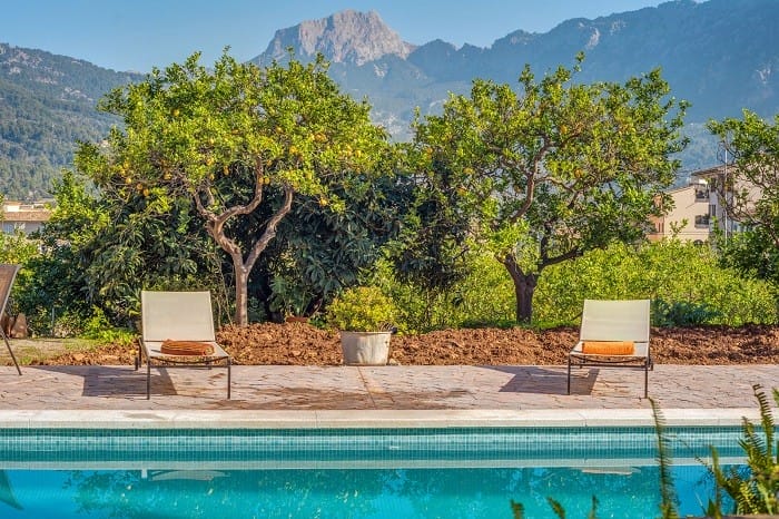 villa con piscina entre montañas