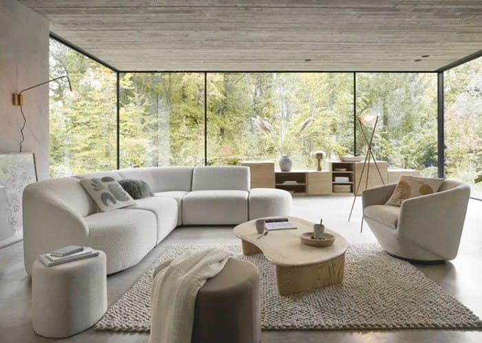 gran espacio sofas blanco ventanales naturaleza