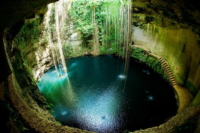 Vista de un cenote en su interior México