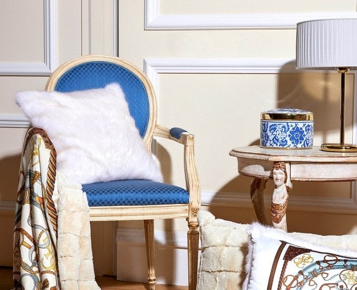 salón con manta y cojines de guess home