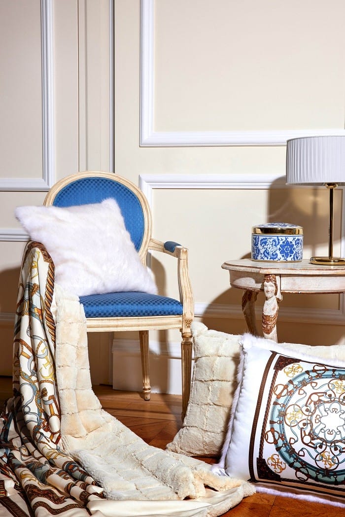 salón con manta y cojines de guess home