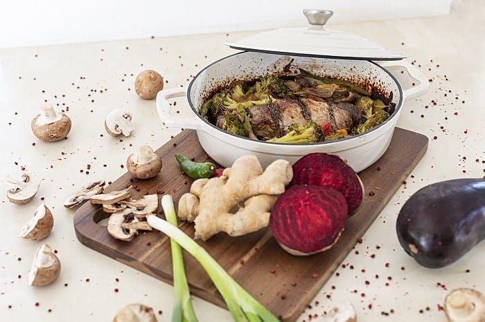 cazuela con comida en tabla de madera