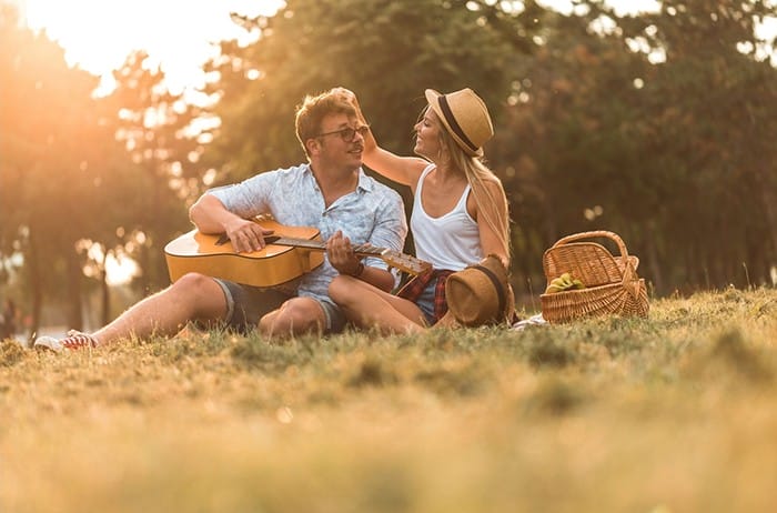 pareja enamorada en campo