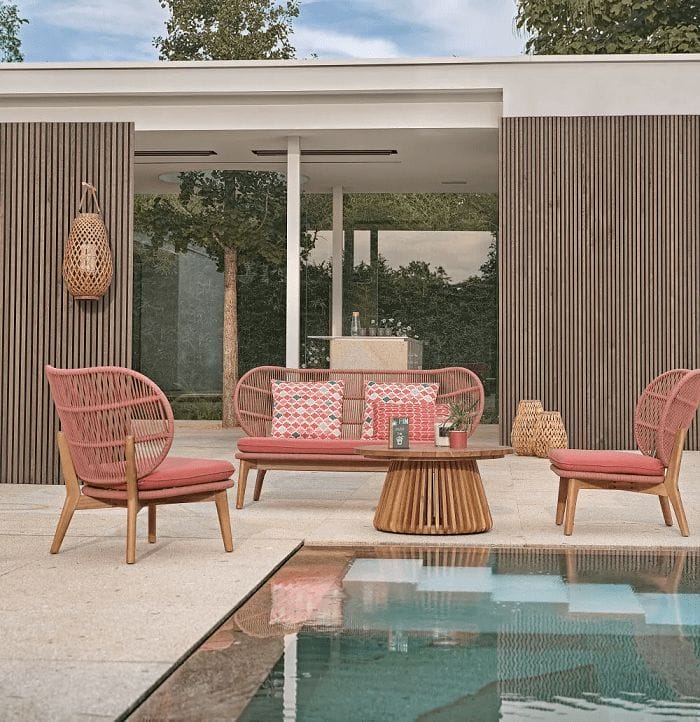 terraza con mesas y sillas de masions du monde