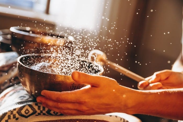 persona golpeando cuenco con agua