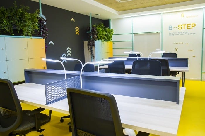 Espacio coworking con mesas y sillas