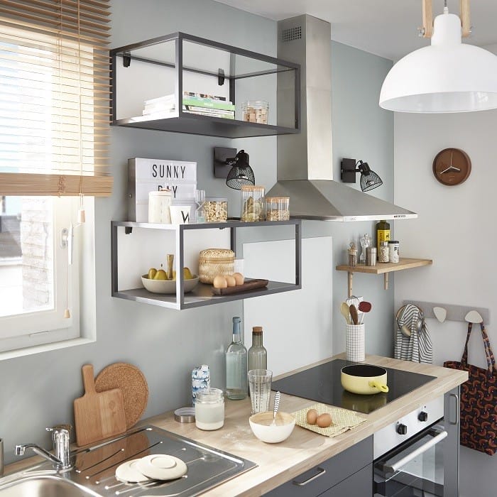 cocina con estanterías de acero para ordenar accesorios de cocina