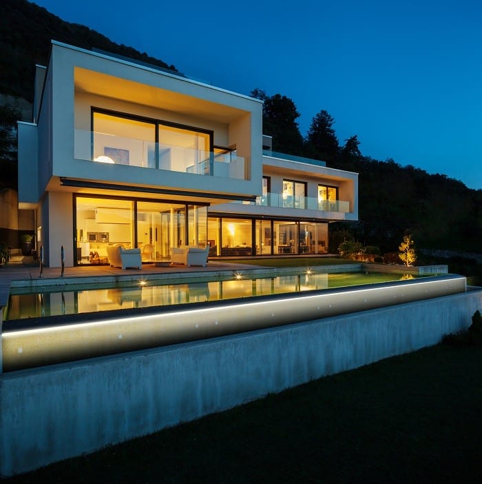 casa con jardín  iluminación exterior