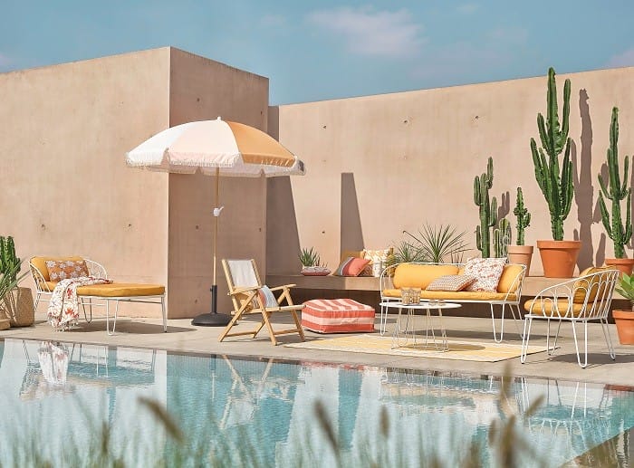 jardín con piscina y mobiliario maison du monde