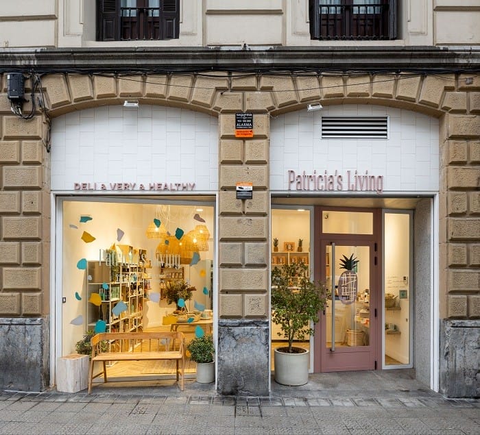 fachada tienda productos naturales con banco en Bilbao