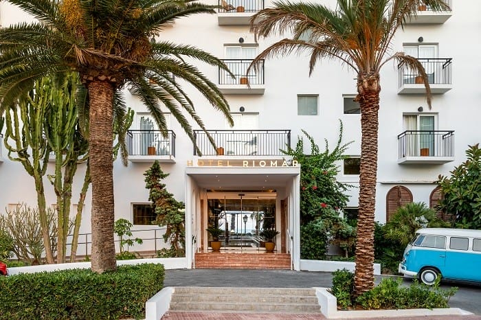 fachada y puerta del hotel riomar en Ibiza