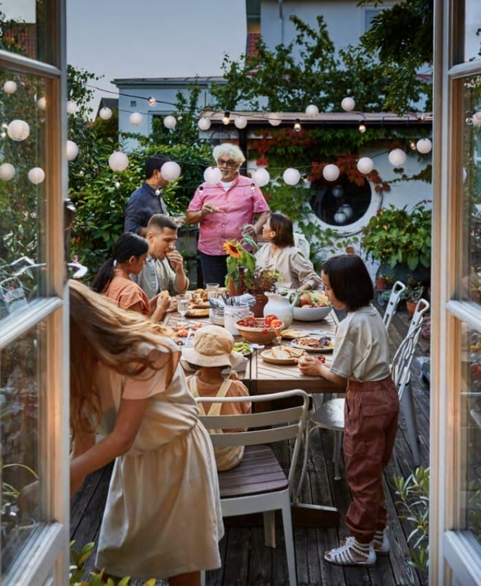 familia disfrutando y comiendo al aire libre