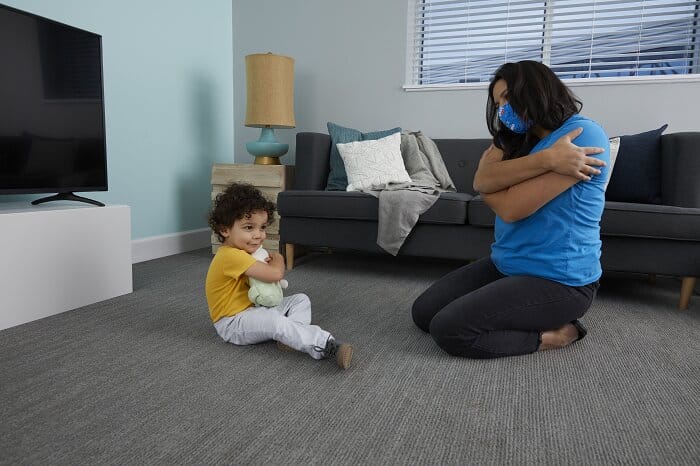 niño jugando con adulto