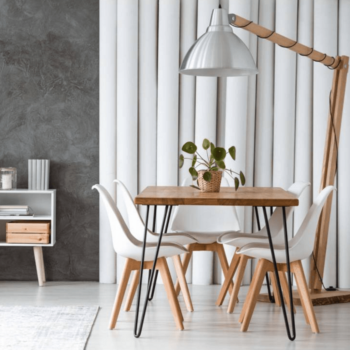 conjunto de sillas blancas con mesa de comedor de madera