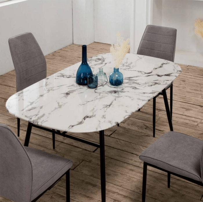 mesa de comedor de mármol con sus cuatro sillas