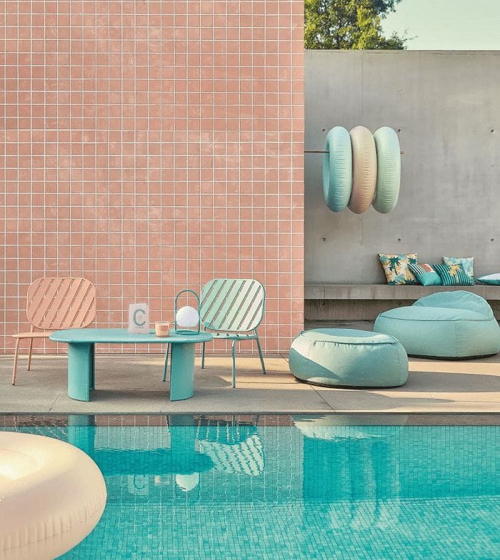 zona de piscina en un hotel