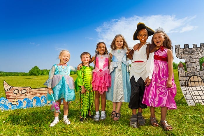 niños con diferentes disfraces