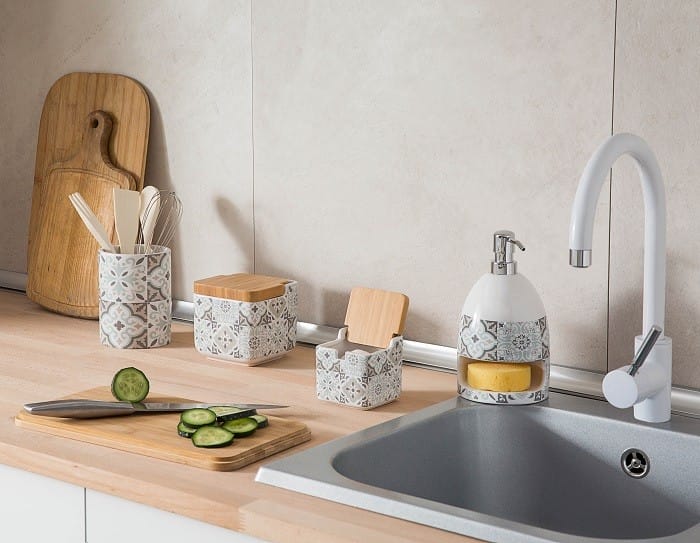encimera de cocina con porta utensilios y cuberteros a juego
