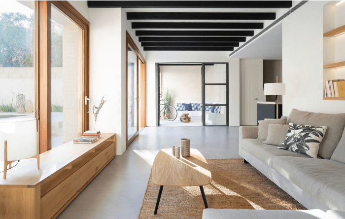 salón con sofá blanco estilo chaise longue