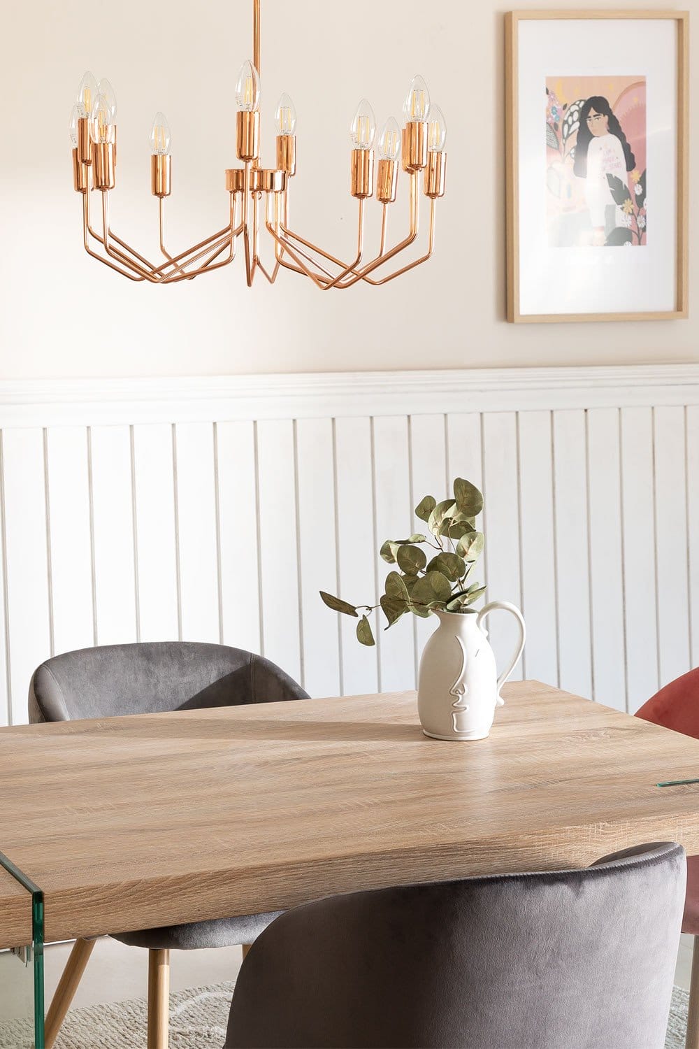 comedor con sillas grises