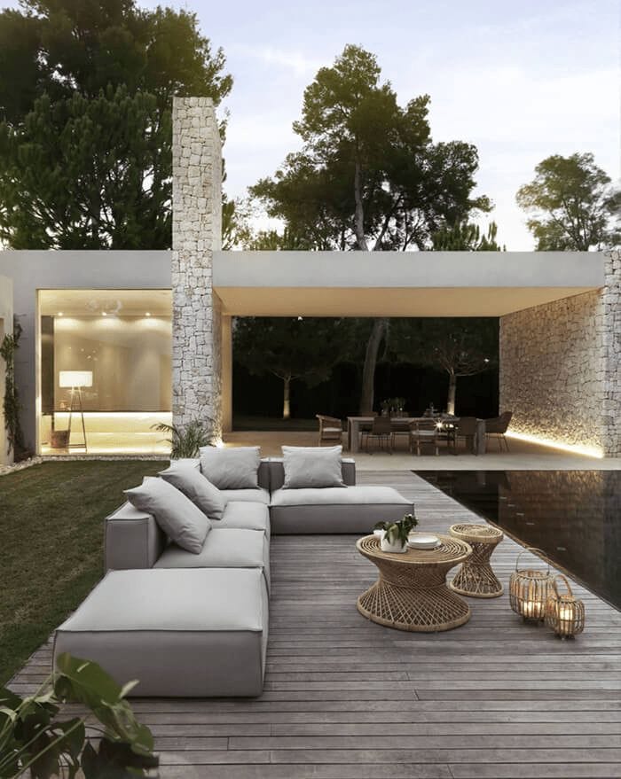gran sofá modular blanco en el jardín
