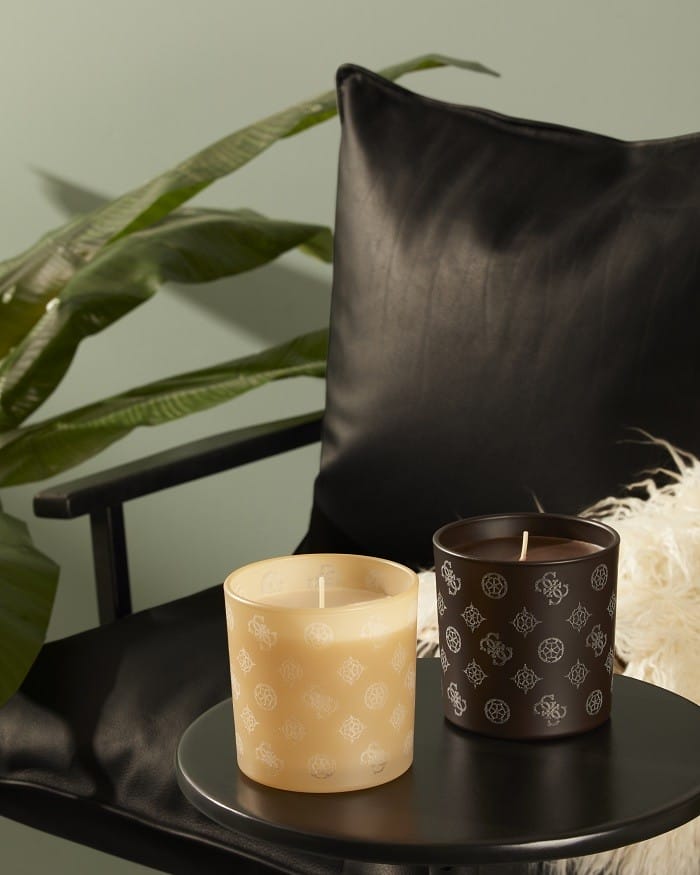 velas guess en una mesita