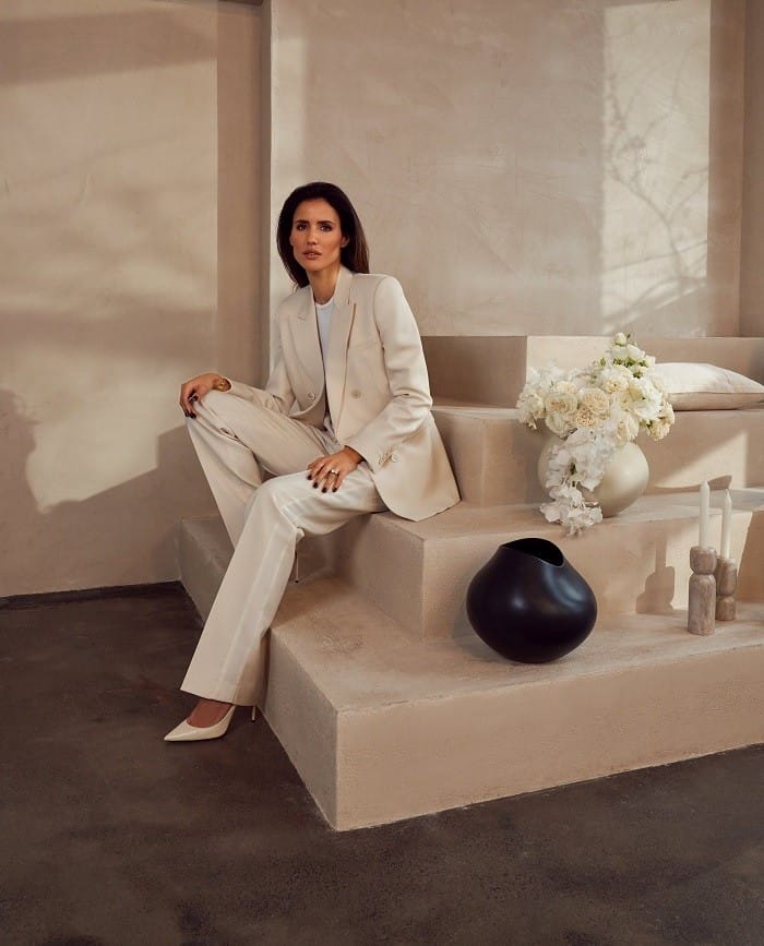 la diseñadora Álex Riviere con productos de su colaboración con Westwing