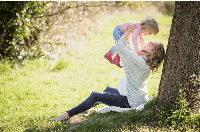 madre e hija juntos en el campo