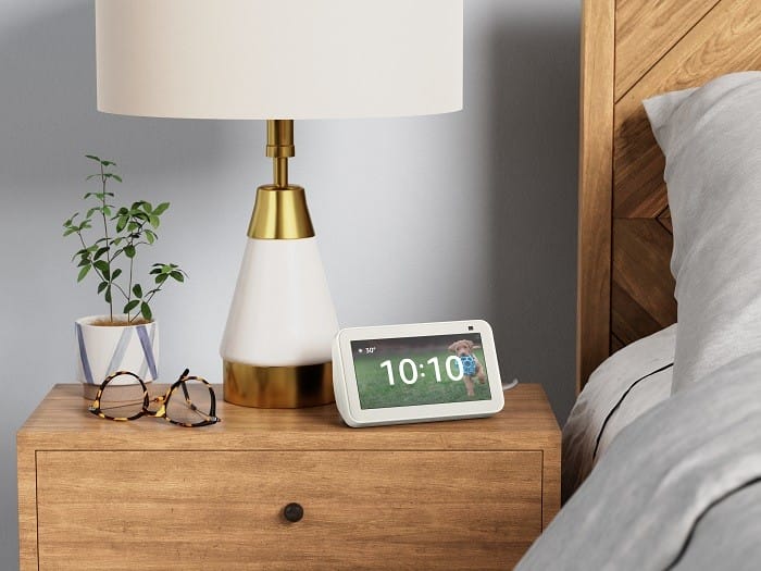 Dispositivo Amazon con reloj Echo show 5
