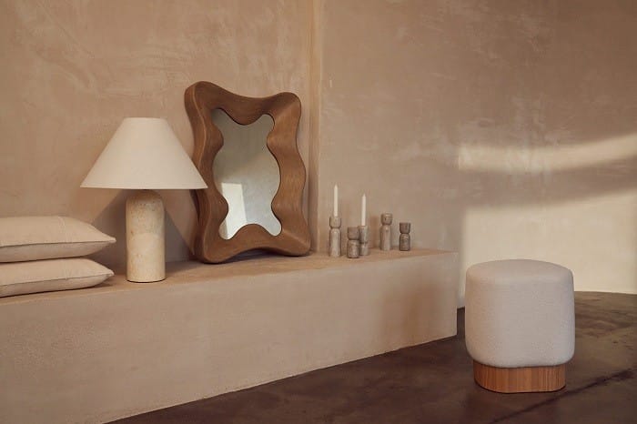 espejo curvilíneo y puff blanco de la colección de westwing y Álex Riviere