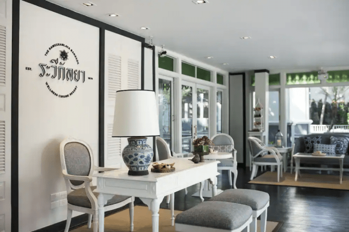 asientos grises acolchados