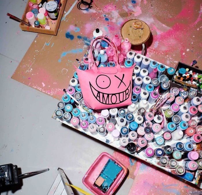 Longchamp & el grafitero André Saraiva: una colaboración llena de humor y felicidad