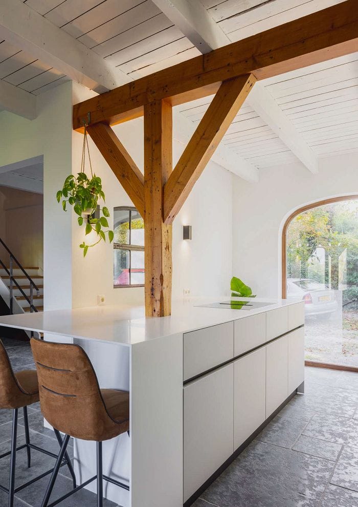 isla de cocina con viga de madera