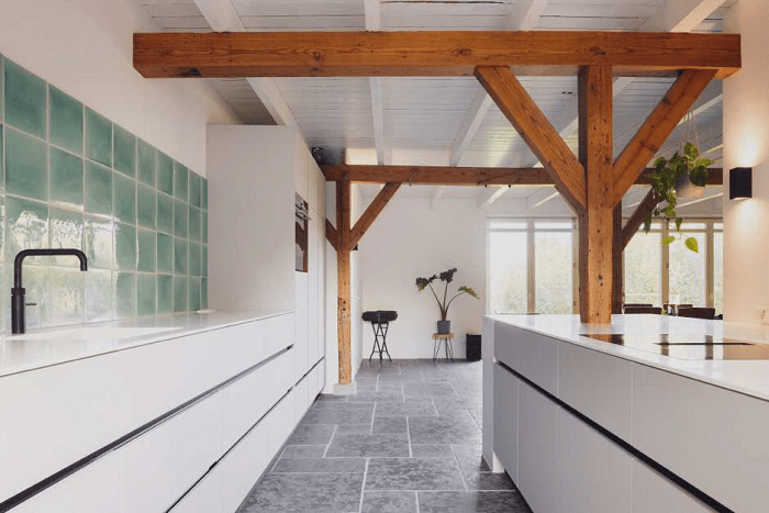 cocina con viga de madera