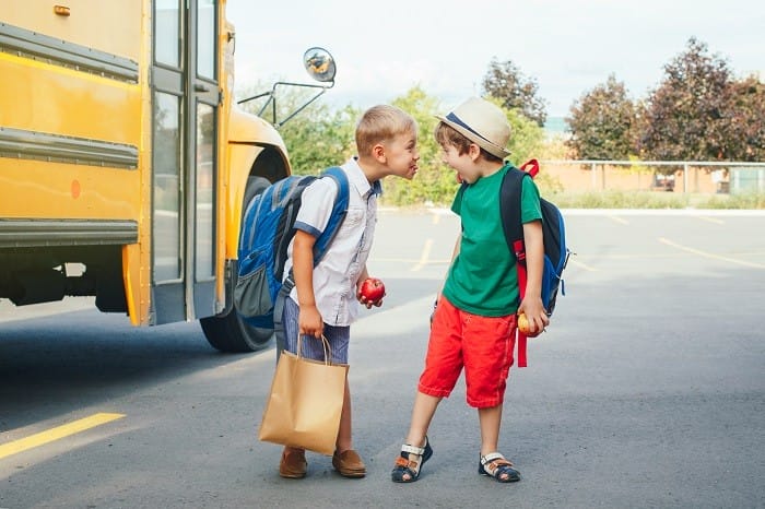 dos niños con ropa cómoda y de algodón