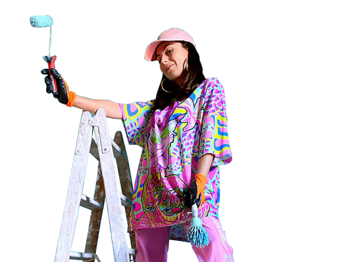 diseñadora con escalerilla al lado