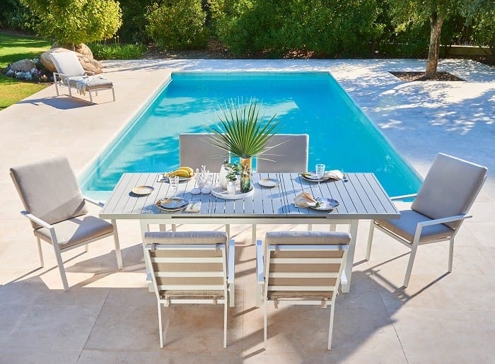 mobiliario de mesa y sillas para un jardín con piscina o terraza