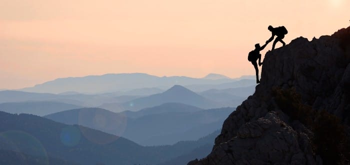 persona escalando montaña