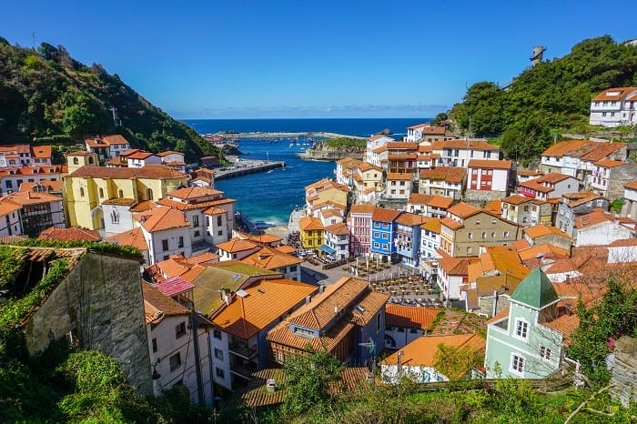 Pueblo de Asturias con mar y bosque