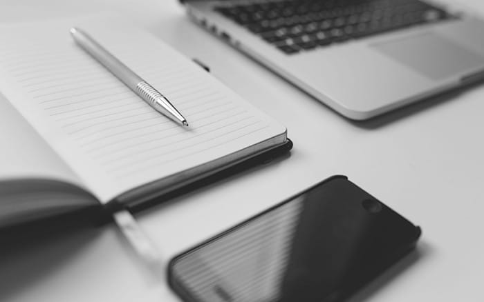 laptop y telefono celular